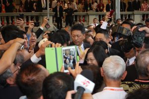 蔡総統らが現場は騒然