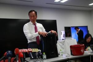 シャープの白物家電を説明する郭董事長