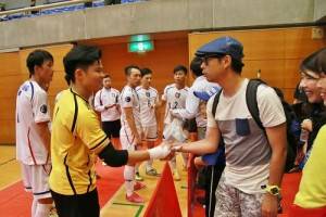 有日本球迷在現場和台灣選手交流,稱讚台灣選手表現得不錯