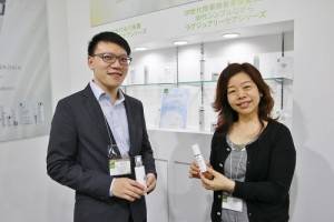 首度到日本國際美容展出的科毅研究開發股份有限公司商品企劃課副理(右)雷素玉對自家美容商品配方很有自信,希望拓展日本商機