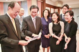 郭純（左２）拿出當年駐日代表處剛建設完成時，其父郭茂林為自己的妻女在樓梯間拍攝的照片