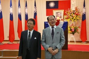 張瑞銘和駐處處長粘信士共同合唱《望春風》感謝與會賓客