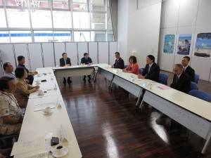 基隆市訪團與那霸市府人員進行意見交流