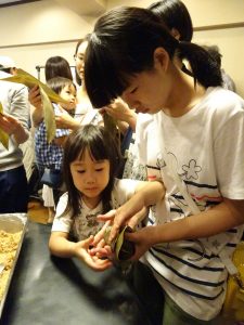 會員子女認真學習包粽子