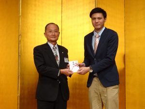 名譽會長蔡伸雄頒發獎學金給經營學部李敬同學