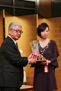 產經新聞社長熊坂隆光（左）頒贈獎盃給謝依旻