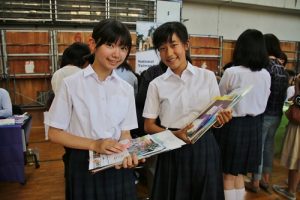 東京中華學校中學２年級學生有意到台灣留學，特別在現場了解各校招生訊息