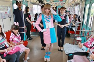 卡莉怪妞化身車掌到每個車廂與粉絲互動