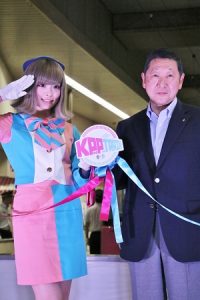 列車出發典禮上,卡莉怪妞和西武鐵道會長後藤高志一起繫上合作的結