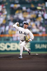 陳永欣身穿KANO球衣開球(阪神甲子園球場提供)