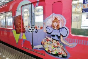 車廂外有卡莉怪妞代表歌曲的彩繪設計