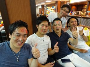 輸球被塗鴉也開心 (注、臉上塗鴉用濕巾即可輕易卸去)
