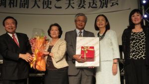 僑團致贈陳副代表夫婦紀念品