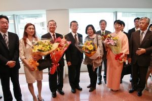 京濱地區僑界代表到場獻花，歡迎駐日代表謝長廷屢新（左４）