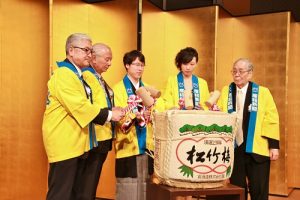 謝依旻（右２）和井山裕太（右３）與貴賓一起進行鏡開儀式