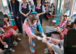 化身車掌的卡莉怪妞幫粉絲查票