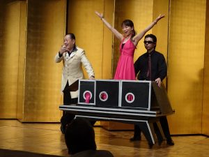 精彩的魔術表演為晚會添增色彩