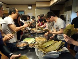 僑胞與日本友人動手挑戰包粽
