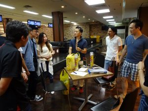 開賽前 橋爪敦哉(中)說明遊戲規則、介紹獎品。