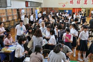 留學展上聚集許多學生和家長在場內聽取各校說明