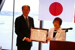 駐橫濱辦事處處長粘信士(左)頒贈感謝狀給日台經濟文化交流協會會長上村直子,感謝該會援助台南震災