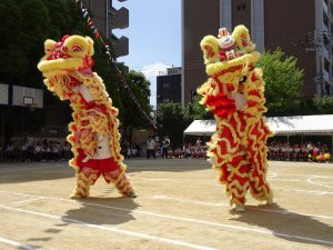 舞獅隊演出雄獅震中華為學校慶生