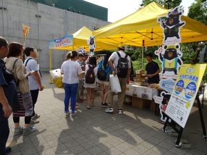 民眾排隊參加台灣日抽獎贈品活動