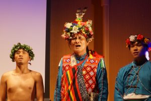 「原舞者」の芸術総監督である懷劭・法努司さん(中央)