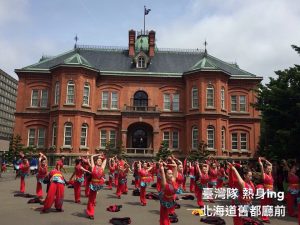 伝統文化を強調したダンスなどを披露