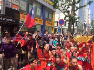 「第２５回YOSAKOIソーラン祭り」に参加した文化大学藝術学院ダンス学科の学生ら６５人からなる交通部観光局のチーム