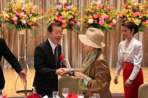 駐日代表謝長廷（左）到場後和前國策顧問金美齡握手寒暄