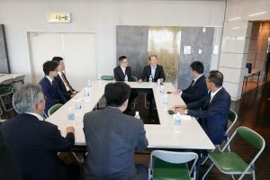 駐橫濱辦事處處長粘信士與台灣貿易中心東京事務所所長吳俊澤及川崎市市長福田紀彥等人進行意見交換