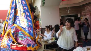民眾熱情跟三太子互動