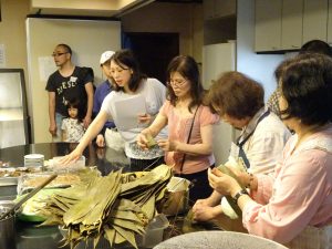 事務局長劉佳玲說明包粽材料