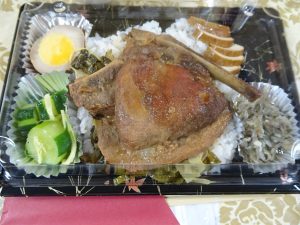 副會長林壽美子為年輕人準備了道地的排骨便當