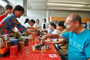 現場也有指導泡台灣茶的攤位,相當有人氣