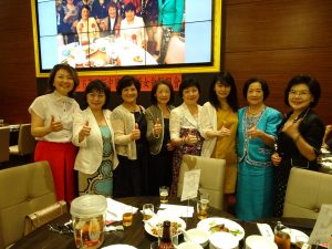 駐大阪辦事處處長張仁久夫人盧瑾薇(右3)與婦女會會長黃煜宜(左3)及理事們合影
