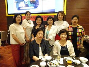 婦女會會長黃煜宜(前排右1)與理事們