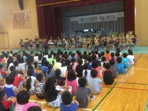 中城村南小學金管樂團演奏歡迎彰化縣立兒童弦樂團到訪