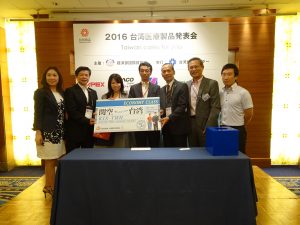 交流會上、中華航空大阪支店支店長孫鴻文(右2)贈送兩張商務艙來回機票，並對到場廠商提供行李重量優惠服務。