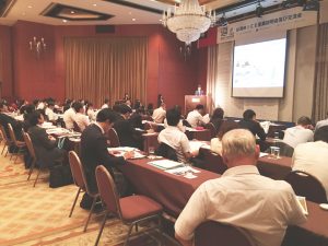 3)熱心に聞き入る聴衆