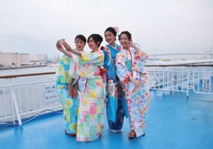 １ＨＡＫＵＢＩ睛都和服學院邀請（從左至右為）浴衣美人信長Ｙｕｋａｒｉ、和服美人葛谷Ｍａｒｉｎｅ、松田和佳與芹川有里等人登船與民眾同歡，大家也忍不住搶著自拍留下紀念