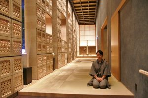 進入虹諾夕雅東京就有服務人員迎接，一旁則飾有設計感的日本竹製鞋櫃