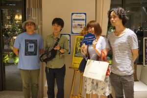 来場者、１組１組と交流した谷内田監督（左１）と中野さん（右１）