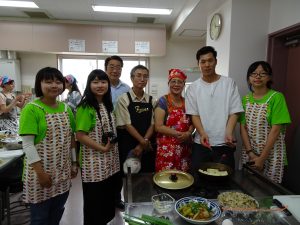 仨食一客團隊(左起黃萱、黃薇、右起王姝甯)與駐大阪辦事處文教組秘書羅國隆(左3)、客家桐花享苑主宰張明慧(右3)合影。 