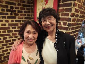 当時からの親友だという吉森さん（右）と藤原さん