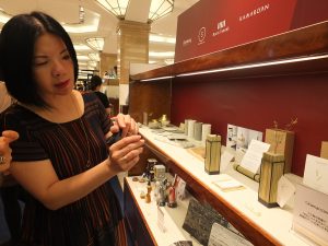 台湾デザイナーのプロダクトを説明する台北市文化局の謝佩霓局長