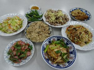 客家燒豆腐、梅干絞肉、再加上客家桐花享苑主宰張明慧老師所準備的多樣台菜，人人大快朵頤
