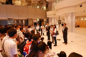 駐橫濱辦事處處長粘信士陪同立委林岱樺和高雄市議員李雨庭，勉勵訪團學生趁參訪之餘增廣見聞