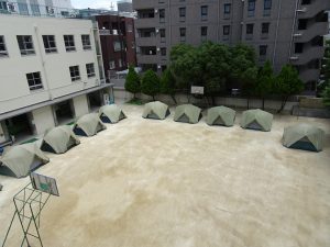操場上、搭好的帳篷排排站